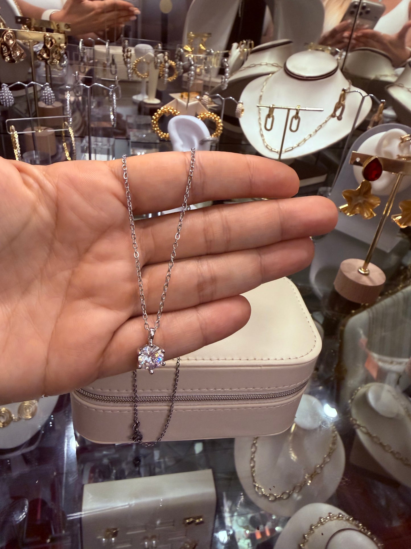 Collar Solitaire Silver 925 con piedra central de 2 kilates ✨