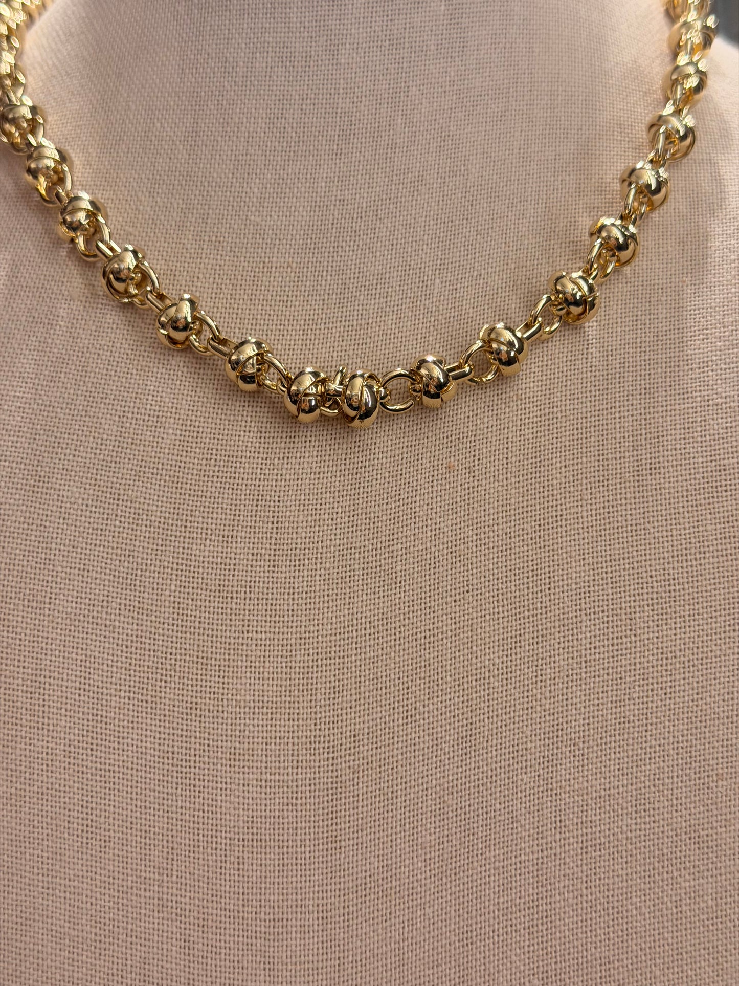 Gargantilla con detalles de eslabones rodinado oro Goldfilled