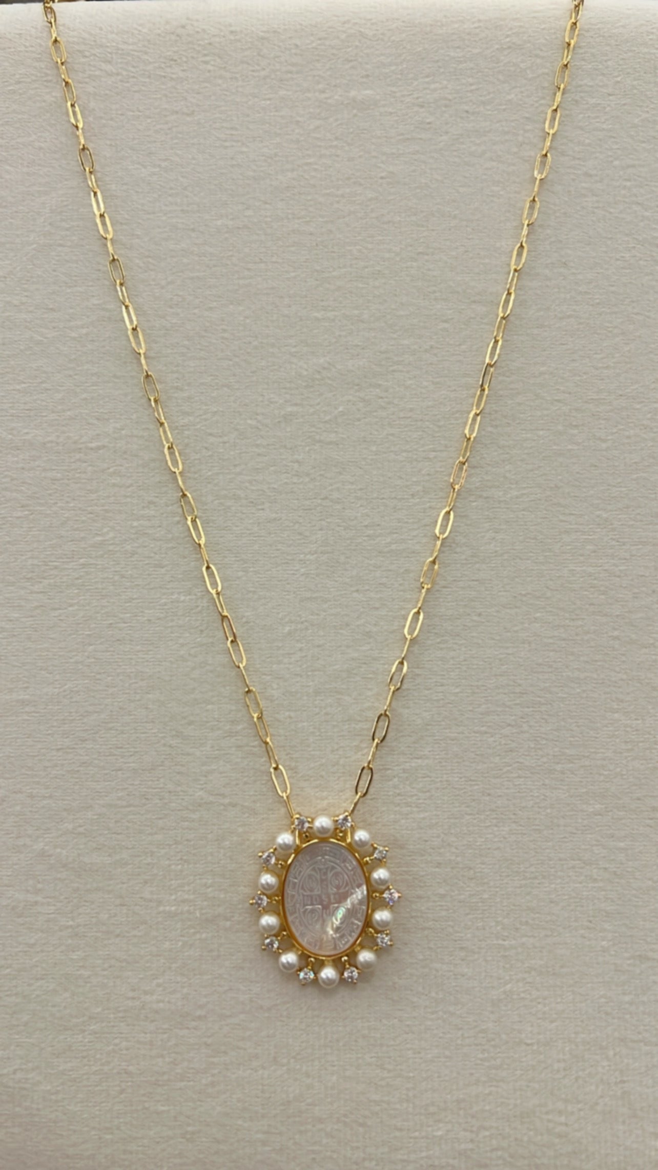 Cuello paper click con medalla religiosa, perlas y Cz rodinado Gold