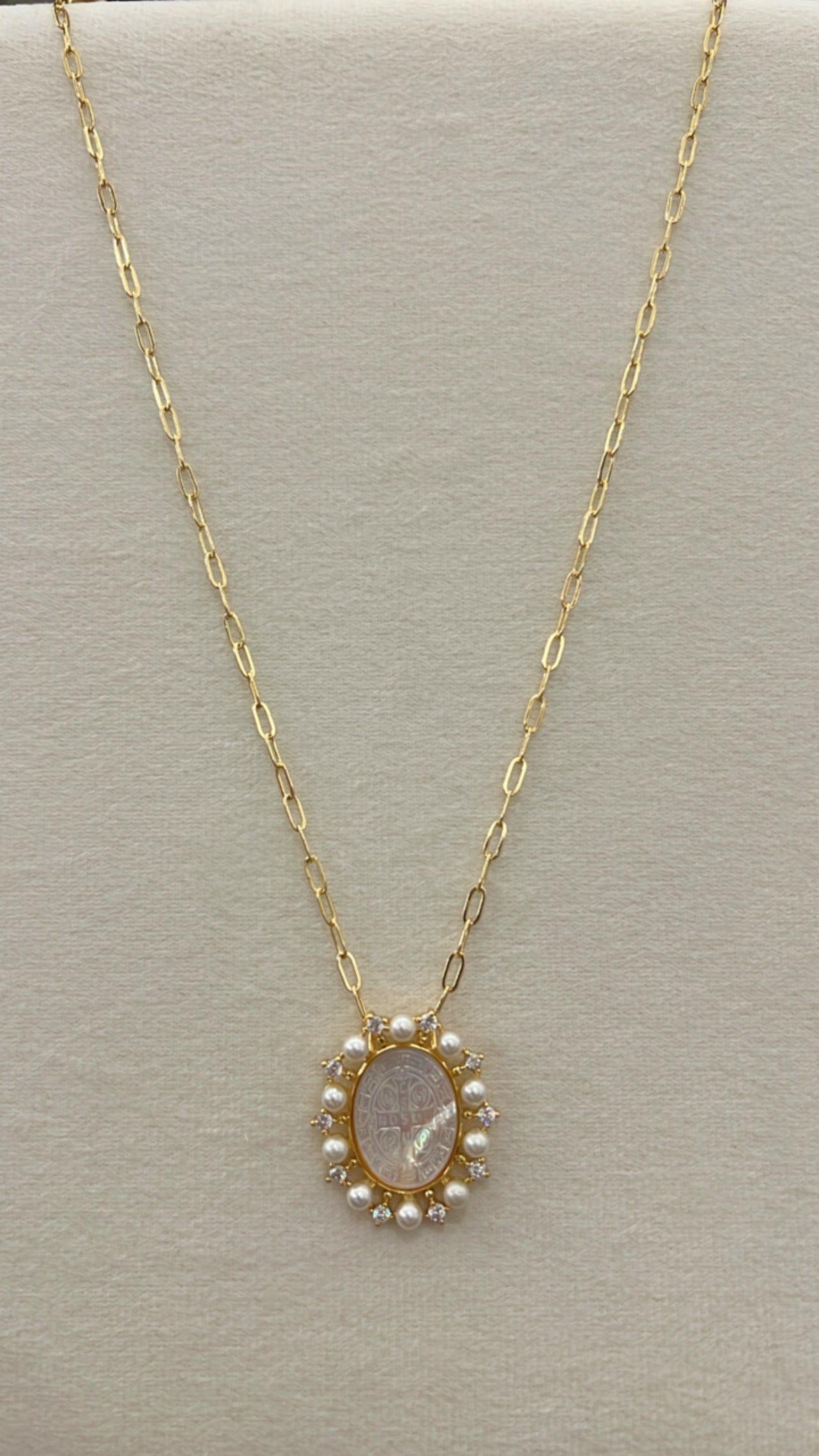 Cuello paper click con medalla religiosa, perlas y Cz rodinado Gold