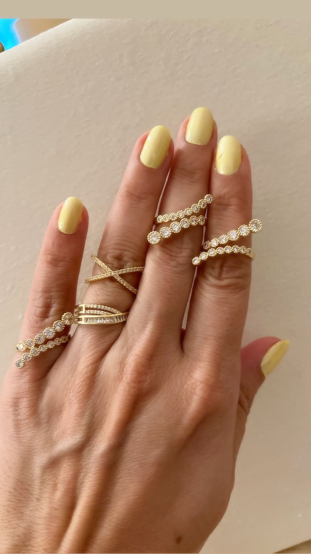 Anillo con Cz redondos rodinado Gold