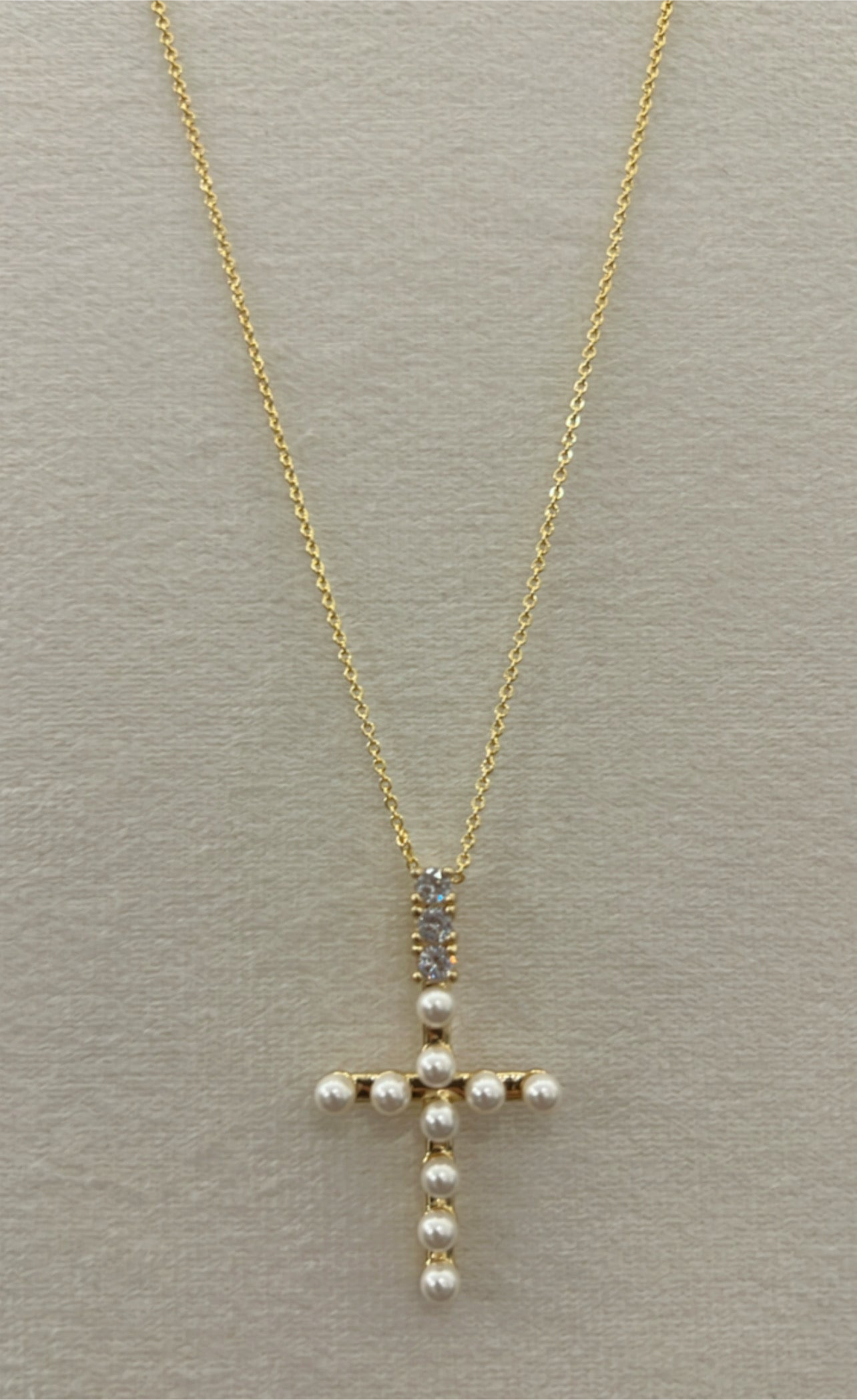 Cuello Cruz con detalles de perlas y Cz rodinado Gold