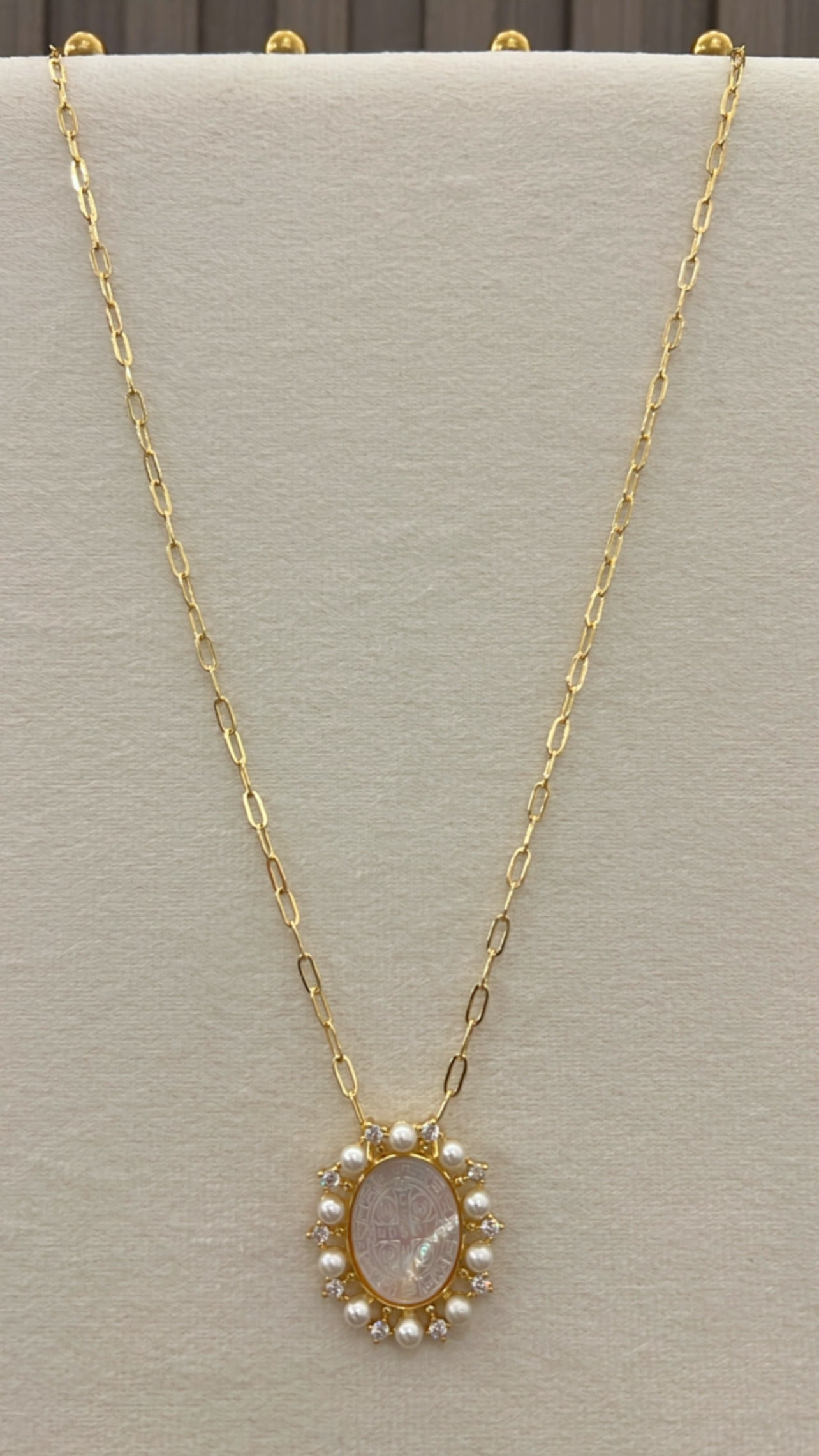 Cuello paper click con medalla religiosa, perlas y Cz rodinado Gold