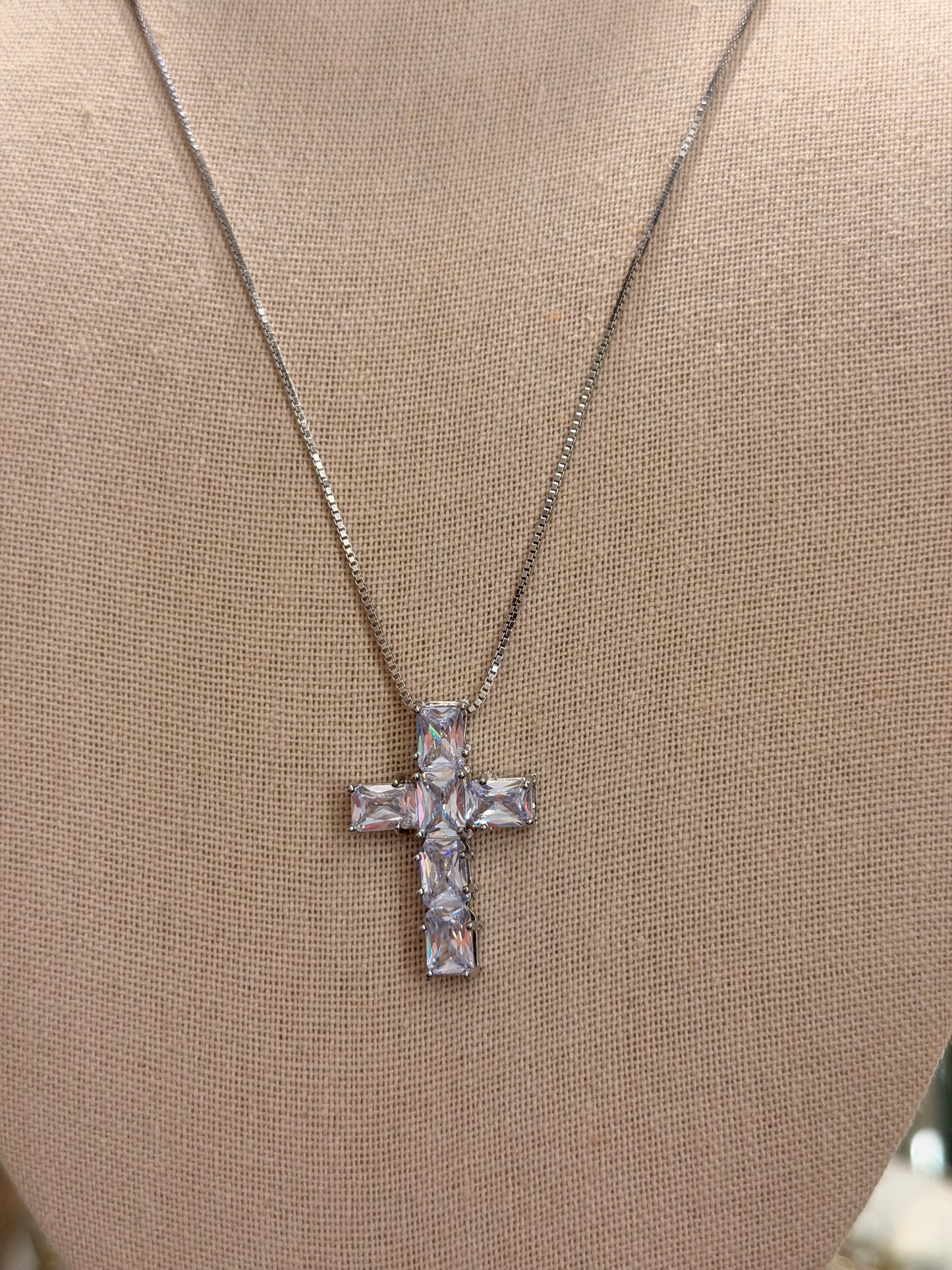 Cuello de cruz con cristales transparentes silver