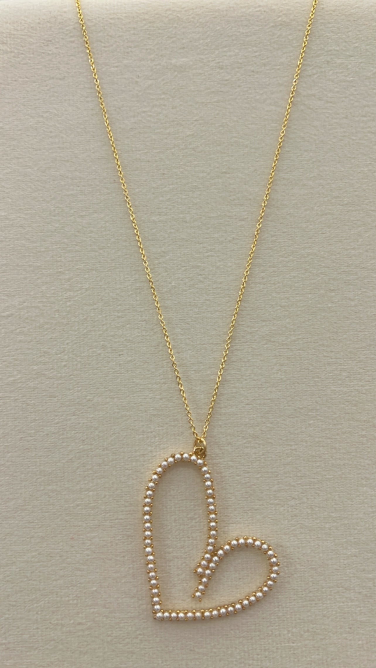 Cuello de corazón con perlitas rodinado Gold