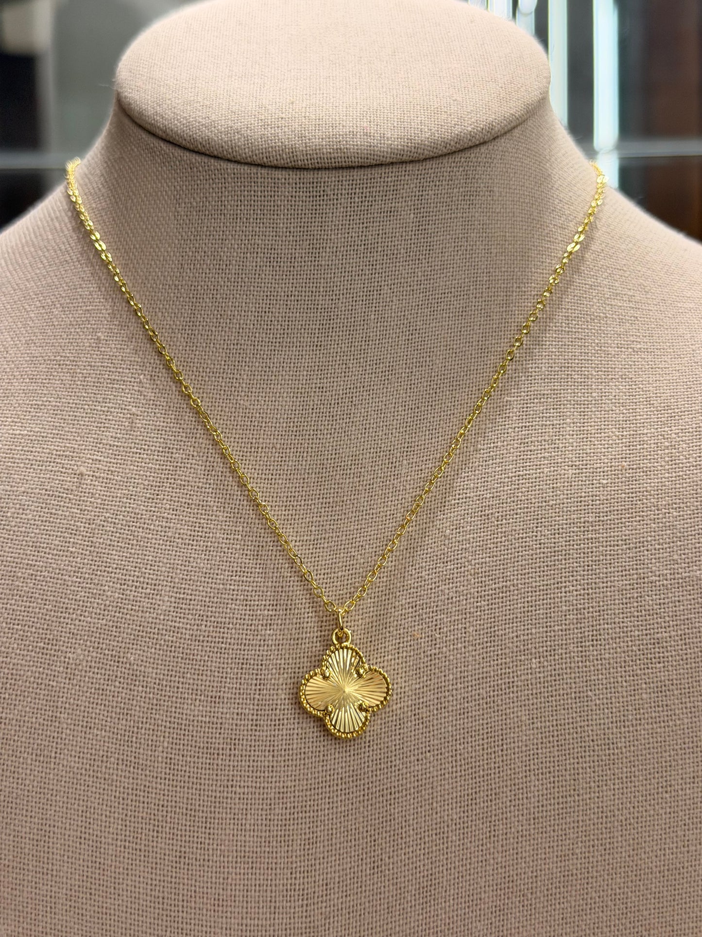 Cuello rodinado Gold con digel de flor