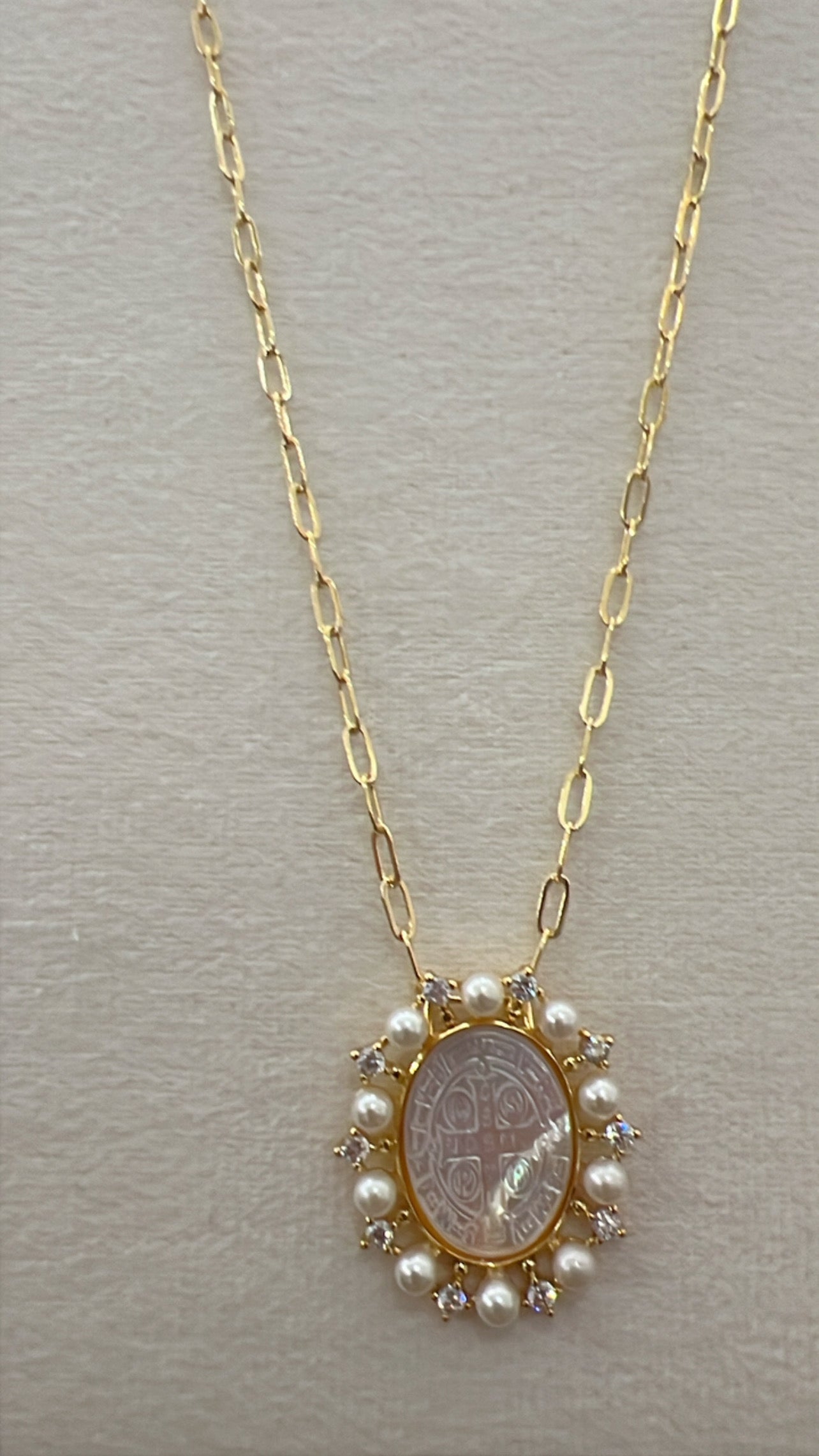 Cuello paper click con medalla religiosa, perlas y Cz rodinado Gold