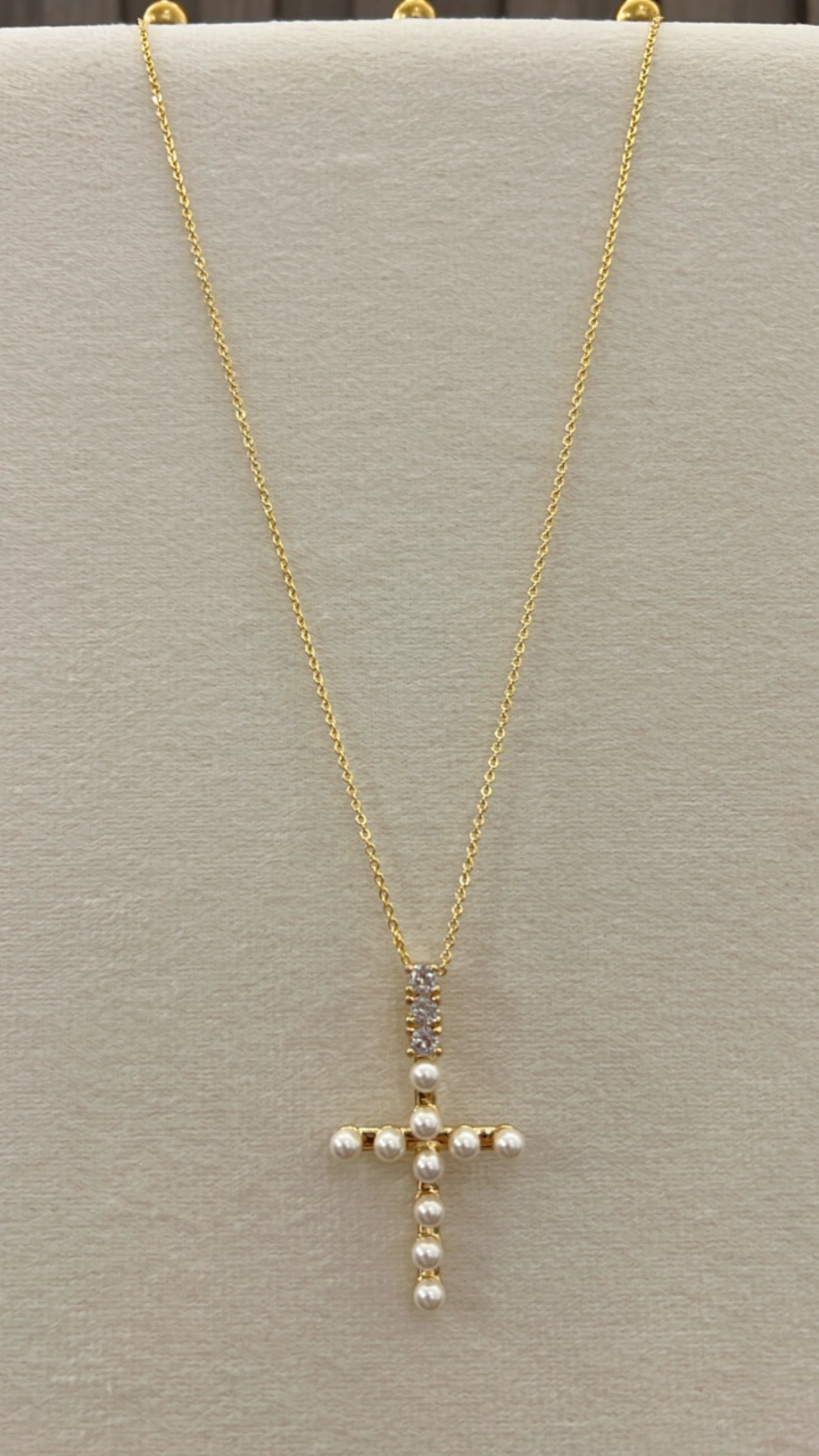 Cuello Cruz con detalles de perlas y Cz rodinado Gold