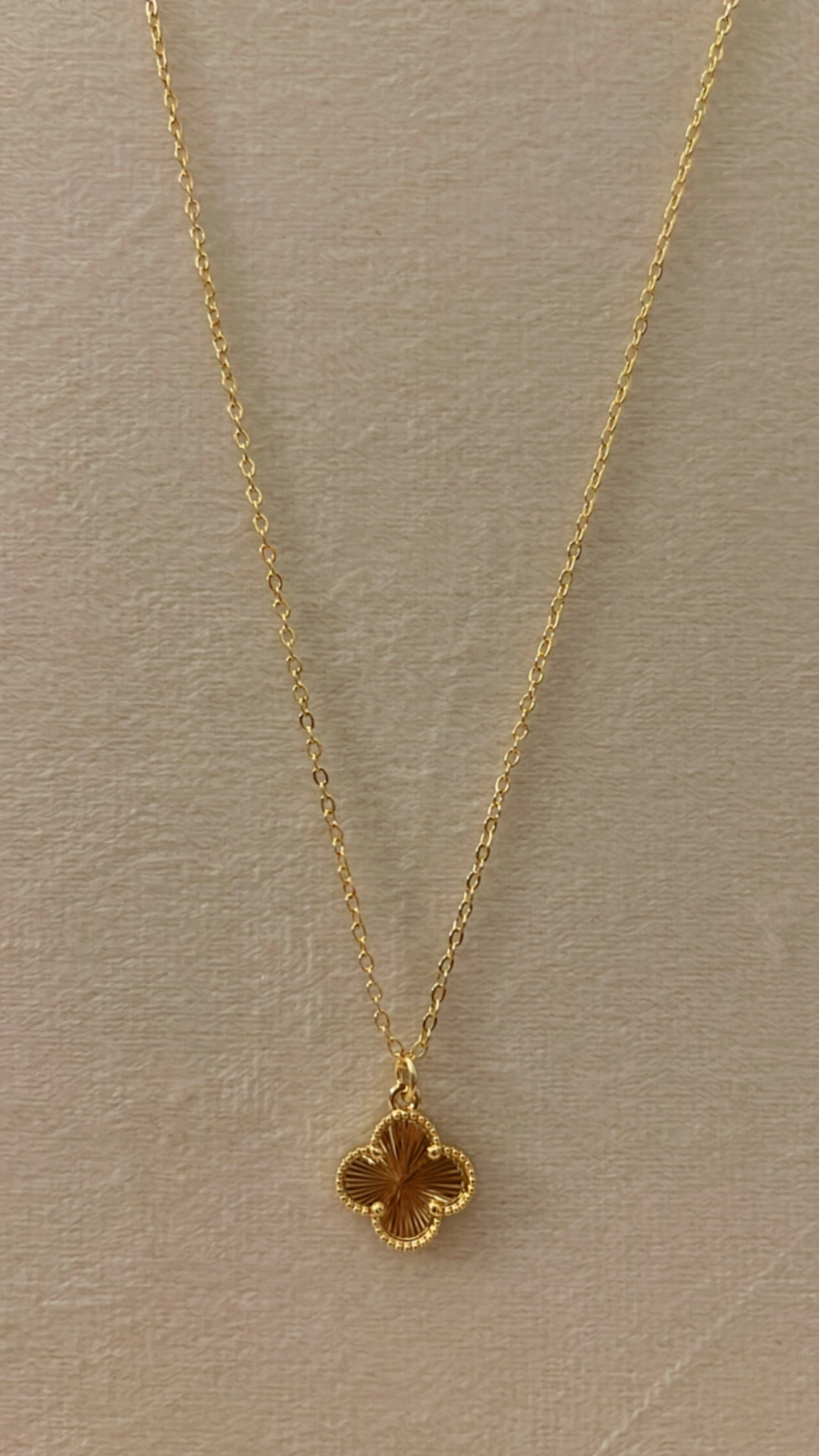 Cuello rodinado Gold con digel de flor