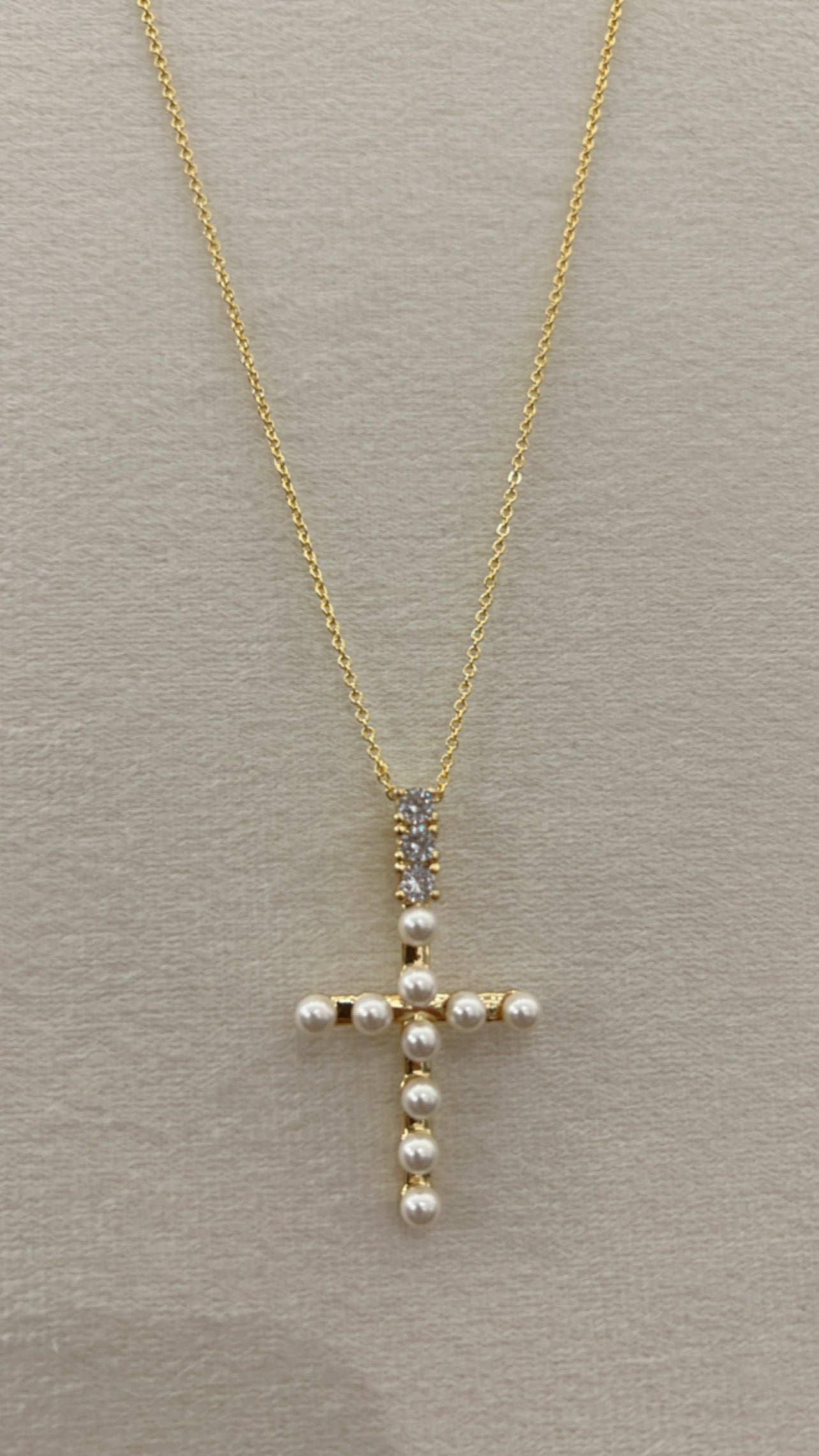 Cuello Cruz con detalles de perlas y Cz rodinado Gold