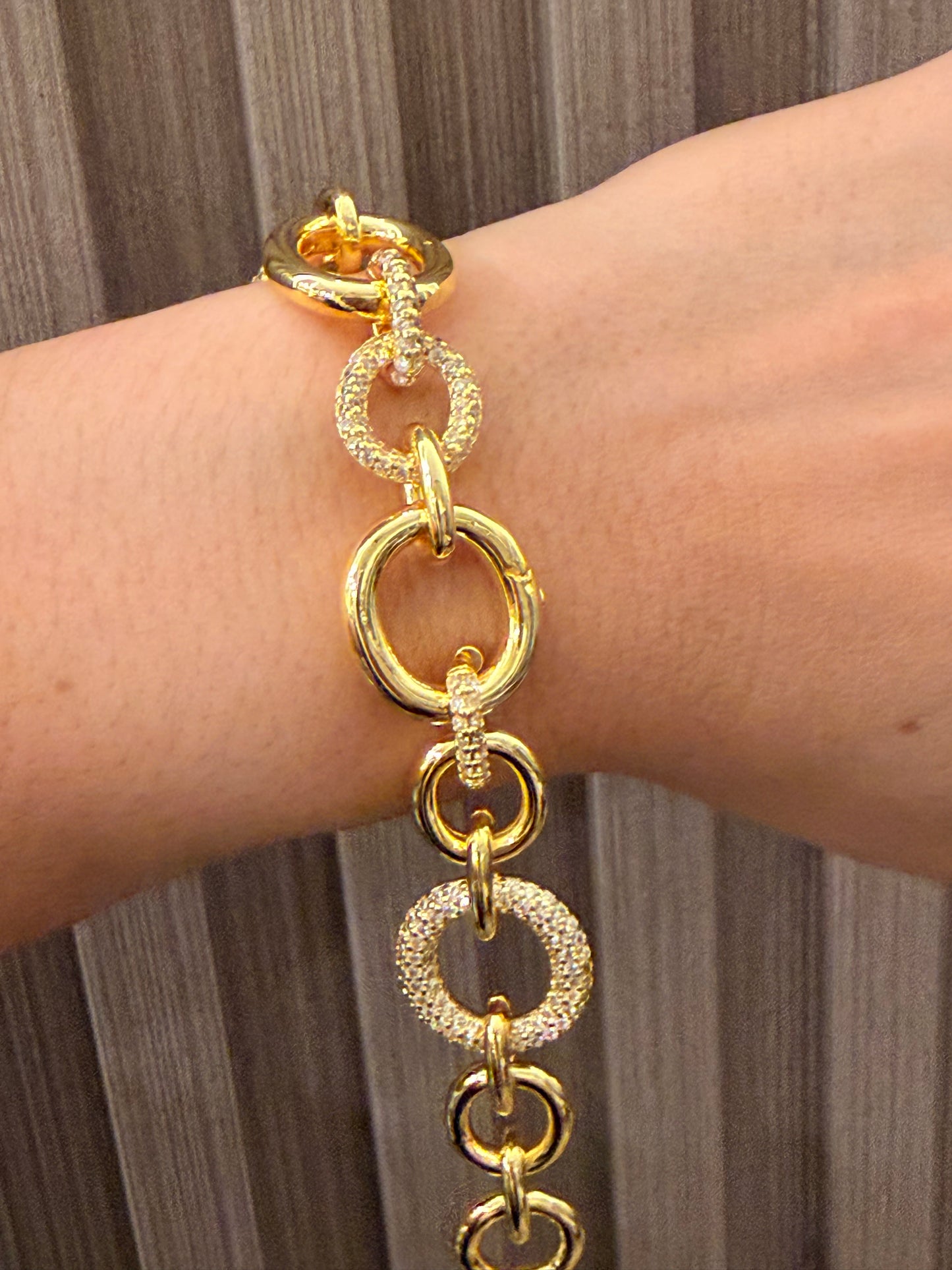 Brazalete Gold con eslabones plain y con Cz