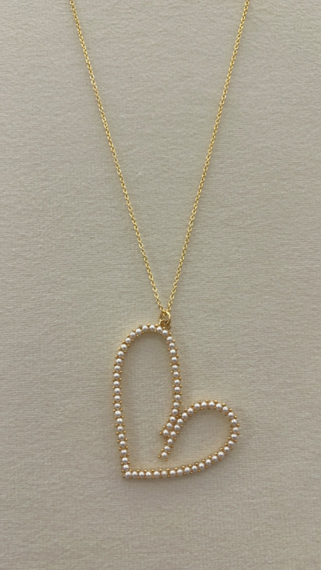 Cuello de corazón con perlitas rodinado Gold