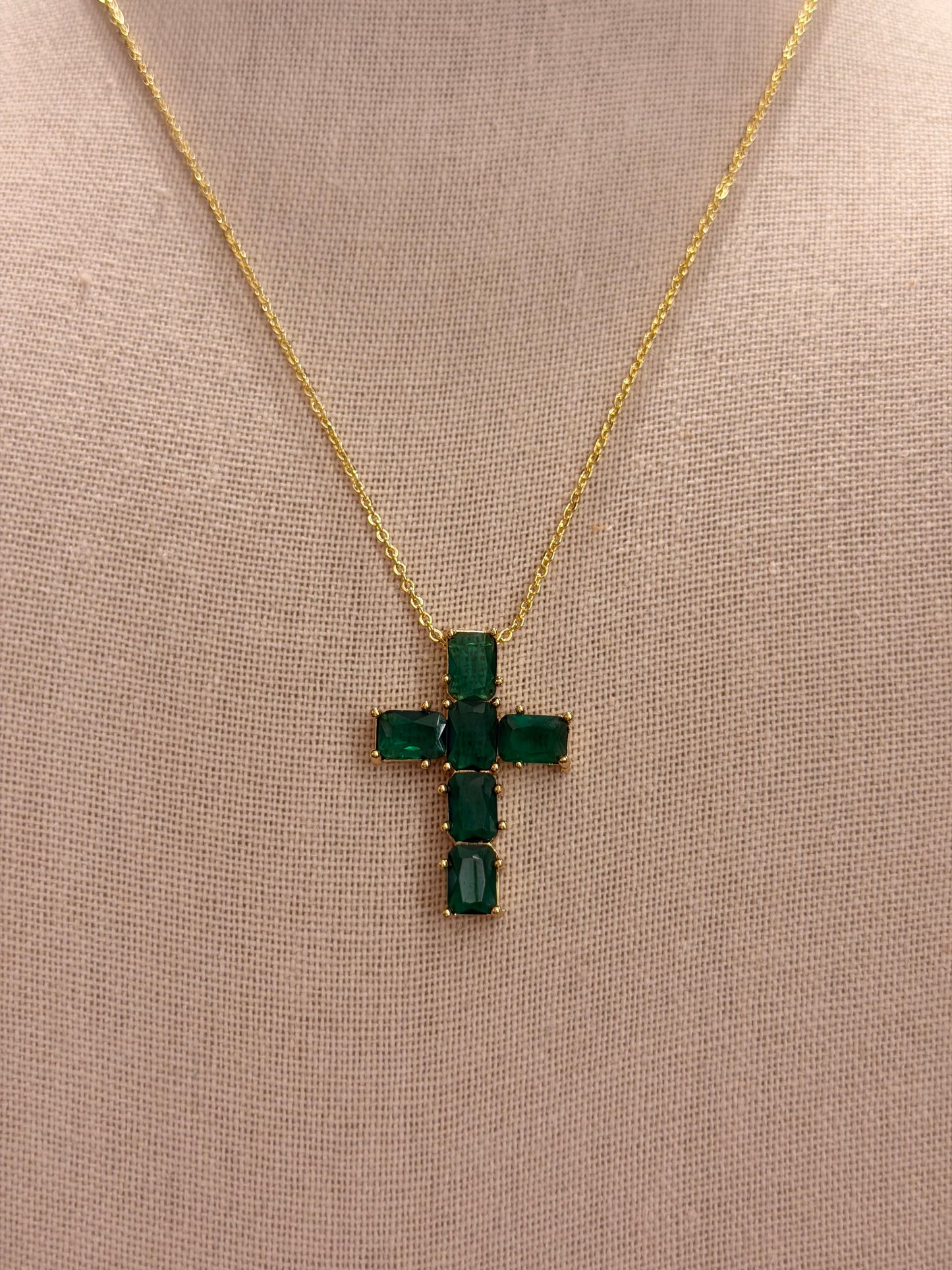 Cuelll con digel de cruz cristales green rodinado