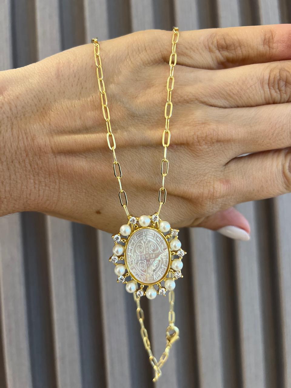 Cuello paper click con medalla religiosa, perlas y Cz rodinado Gold