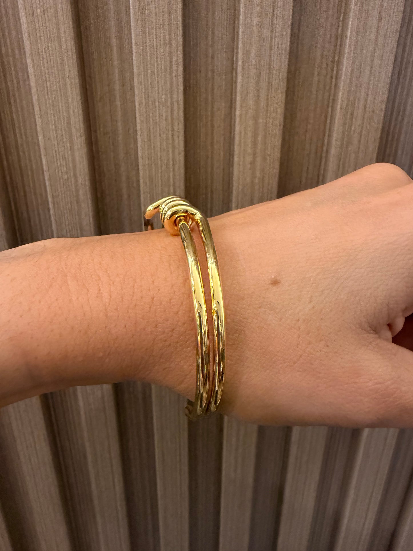 Brazalete con diseño rodinado