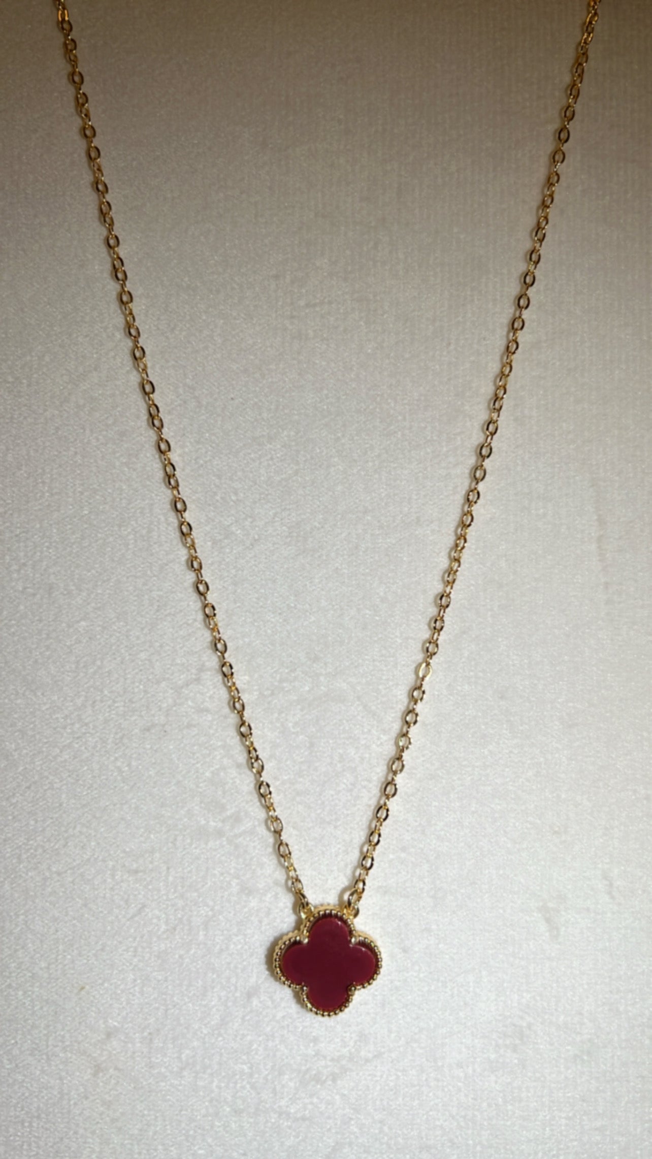 Cuello rodinado Gold con digel de flor burdeos