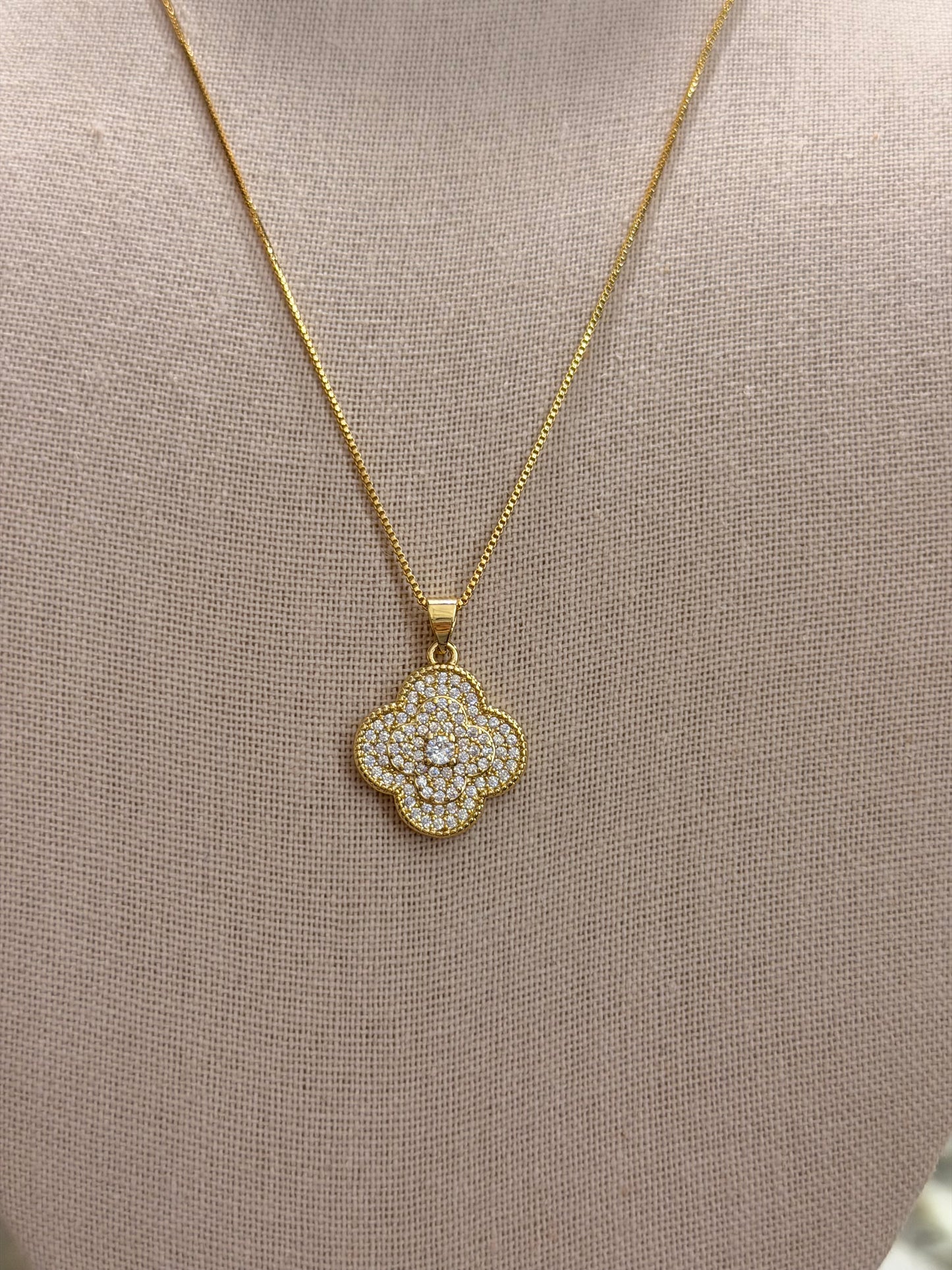 Cuello con digel de flor con Cz rodinado
