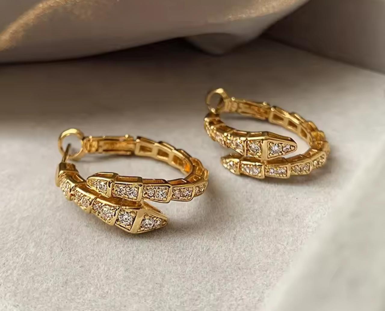 Argollas Gold con baguettes rodinadas serpiente