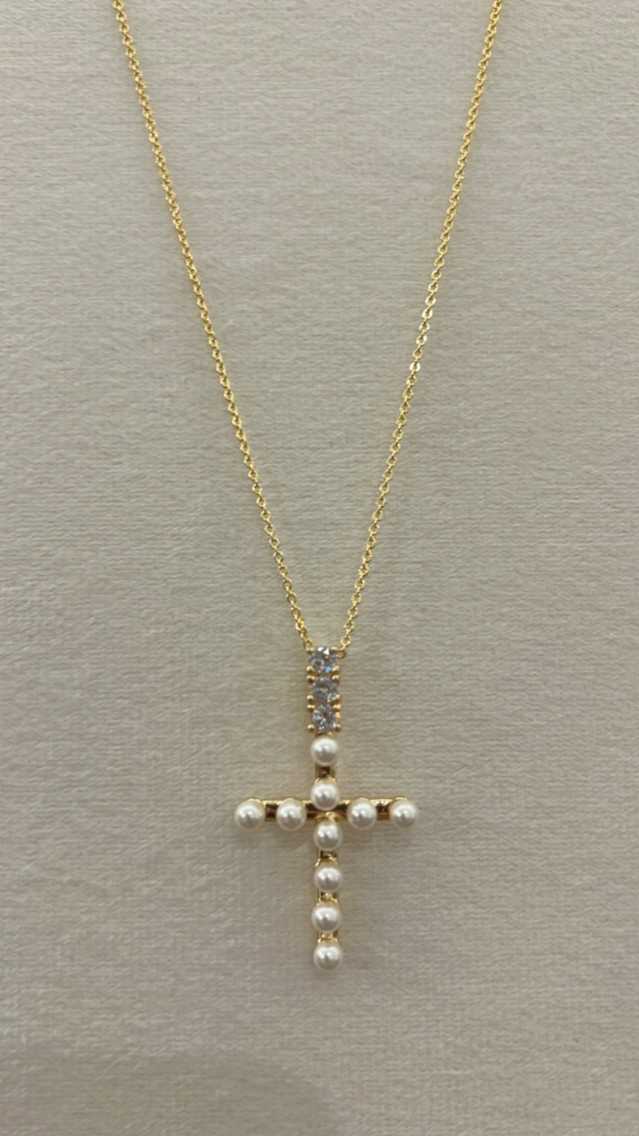 Cuello Cruz con detalles de perlas y Cz rodinado Gold