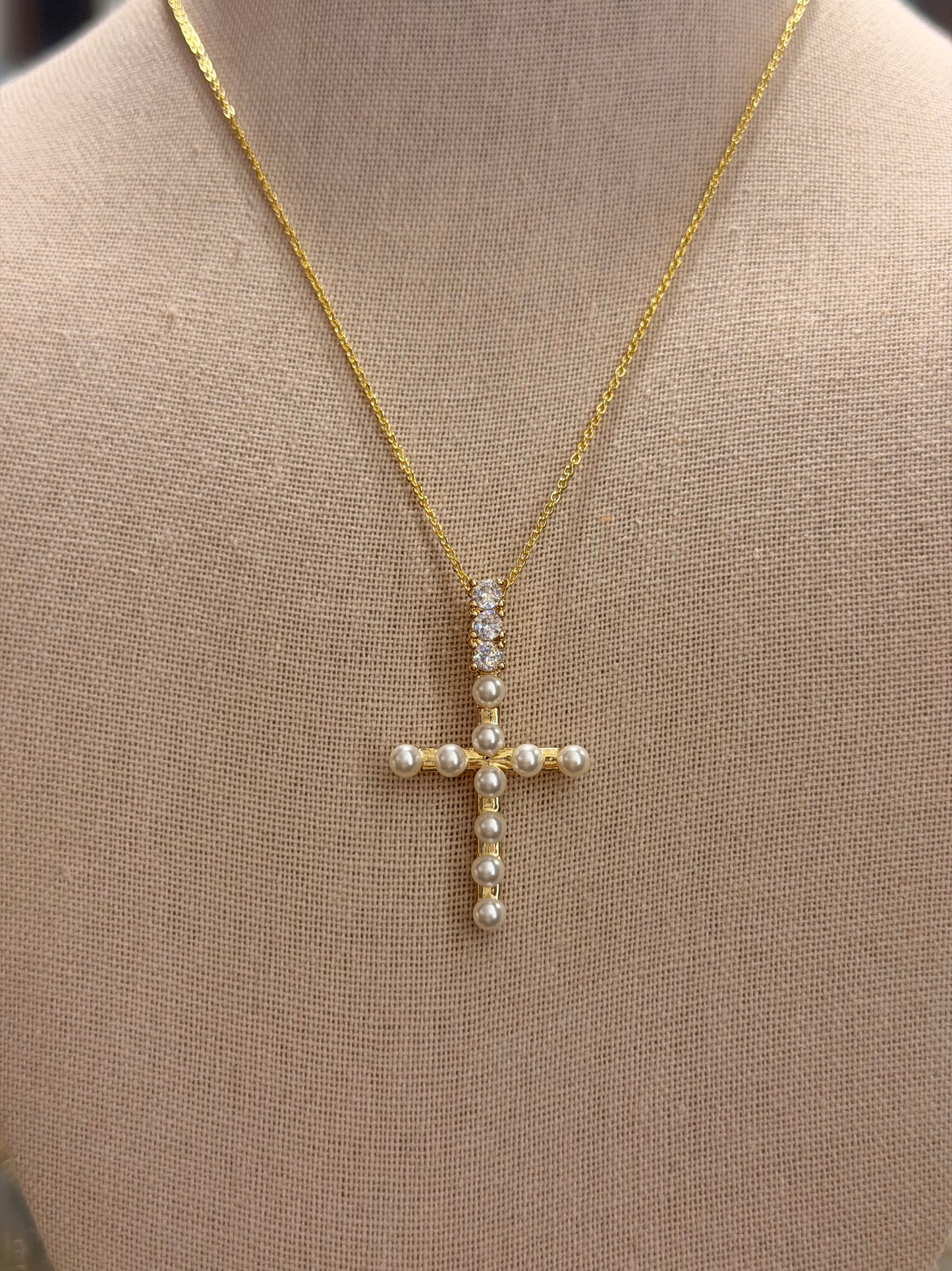 Cuello Cruz con detalles de perlas y Cz rodinado Gold