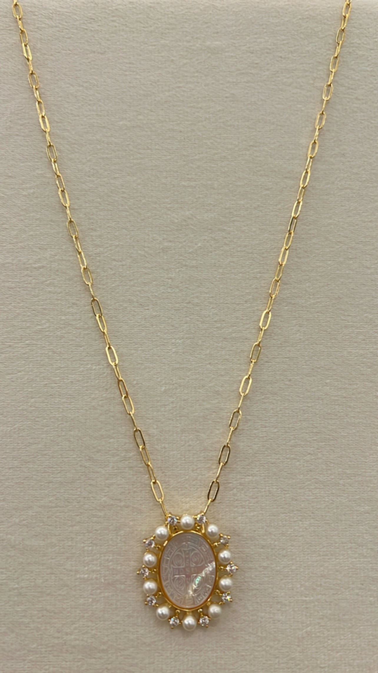 Cuello paper click con medalla religiosa, perlas y Cz rodinado Gold