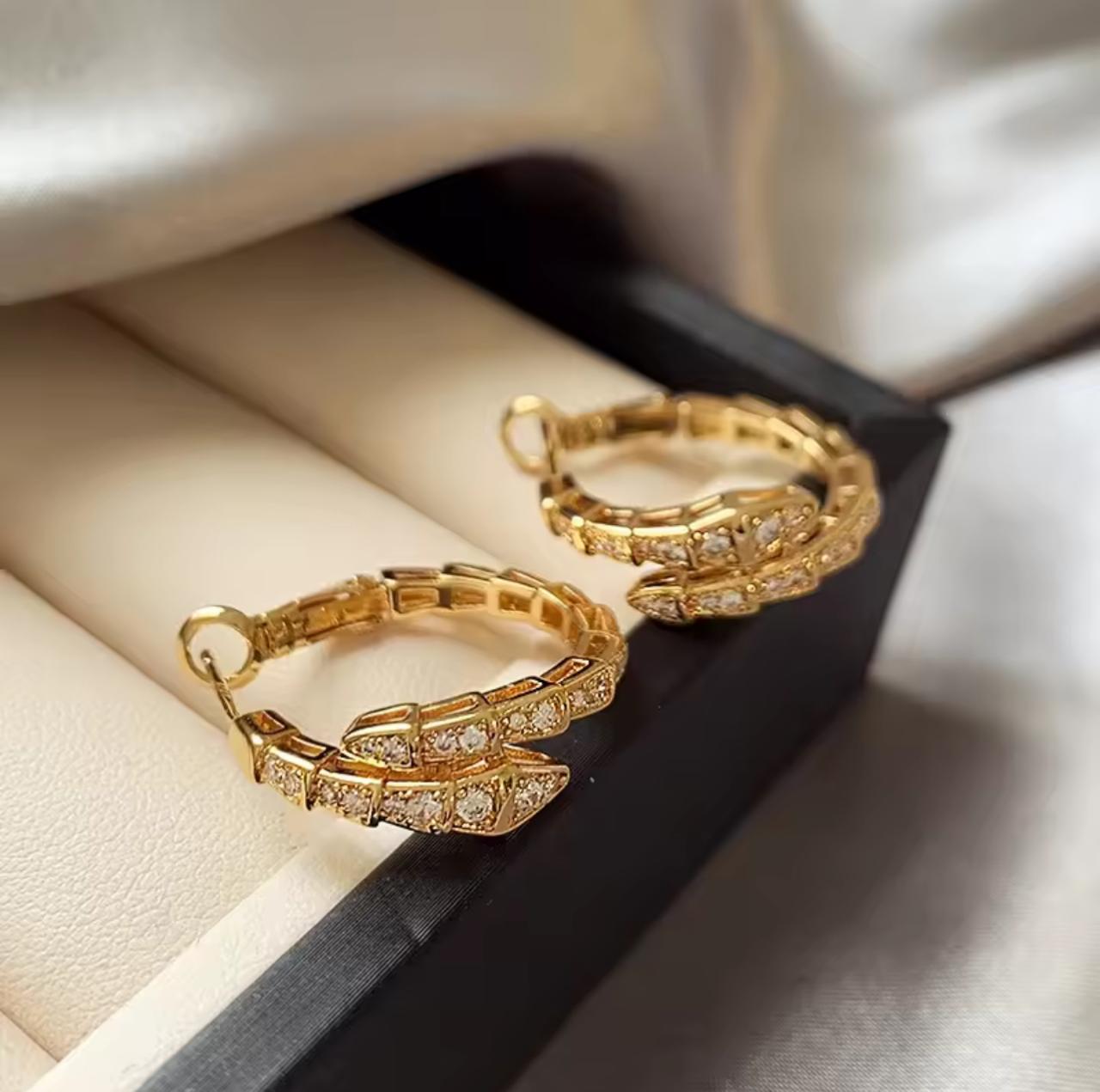 Argollas Gold con baguettes rodinadas serpiente