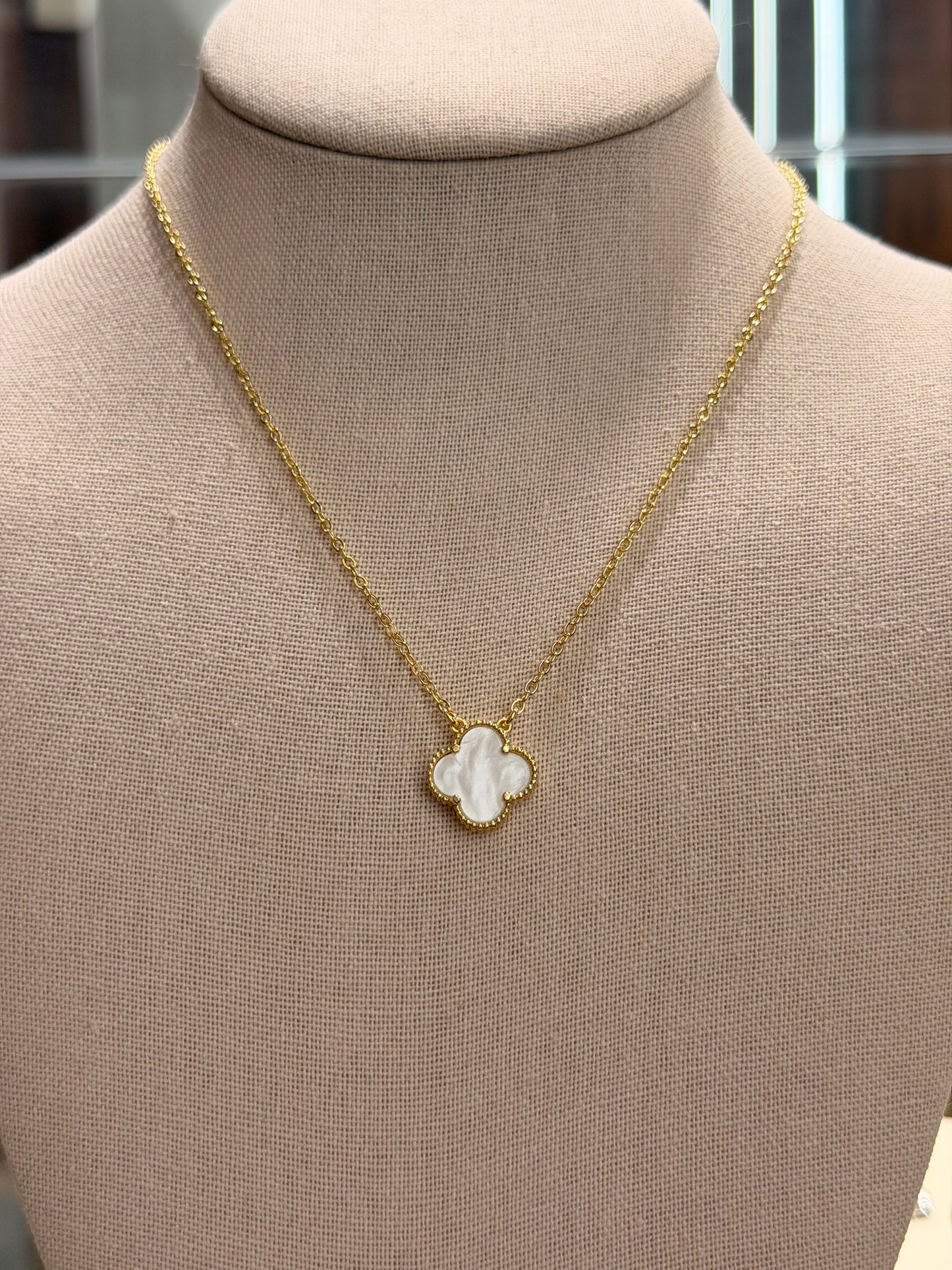 Cuello rodinado Gold con digel de flor madre perla