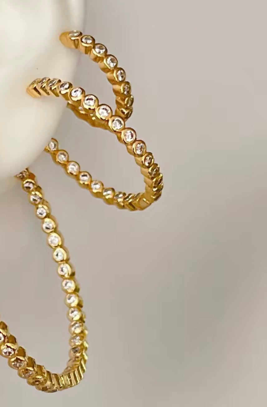 Argollas medianas rodinadas con baño de oro y Cz