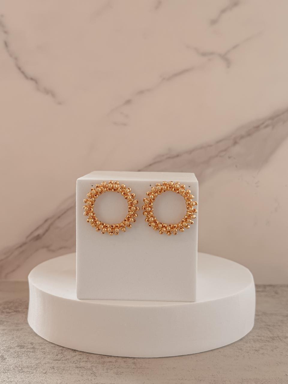 Aretes rodinados redondos con balines oro Golfilled y baño de oro de 24 kil