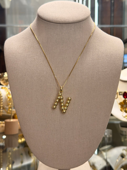 Cadena de letra N de balines rodinada