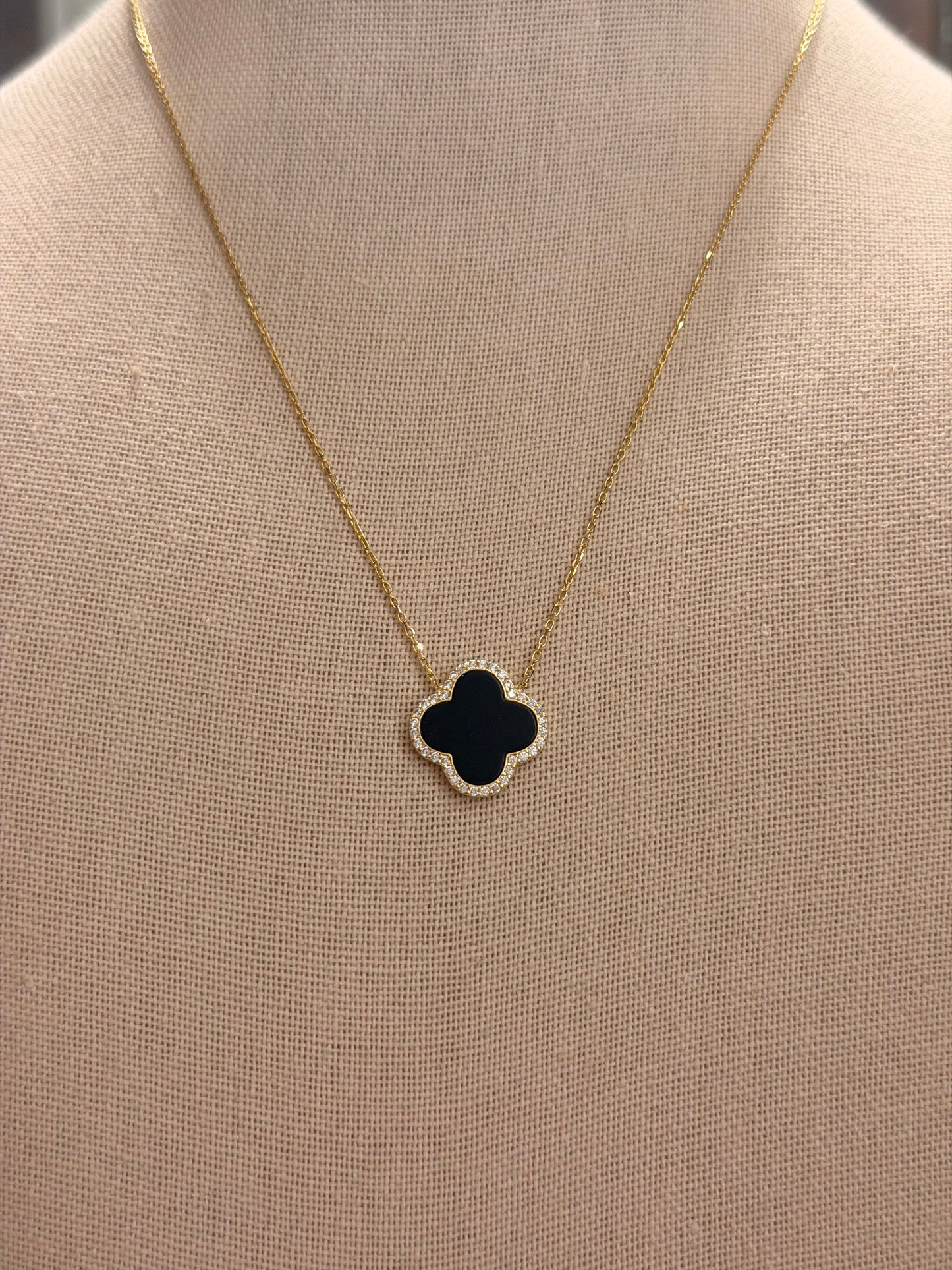 Cadena de Oro con dije Flor Onyx y Circones