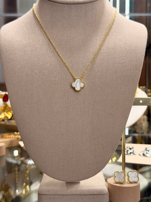 Set cuello y aretes de flor rodinado y madre perla