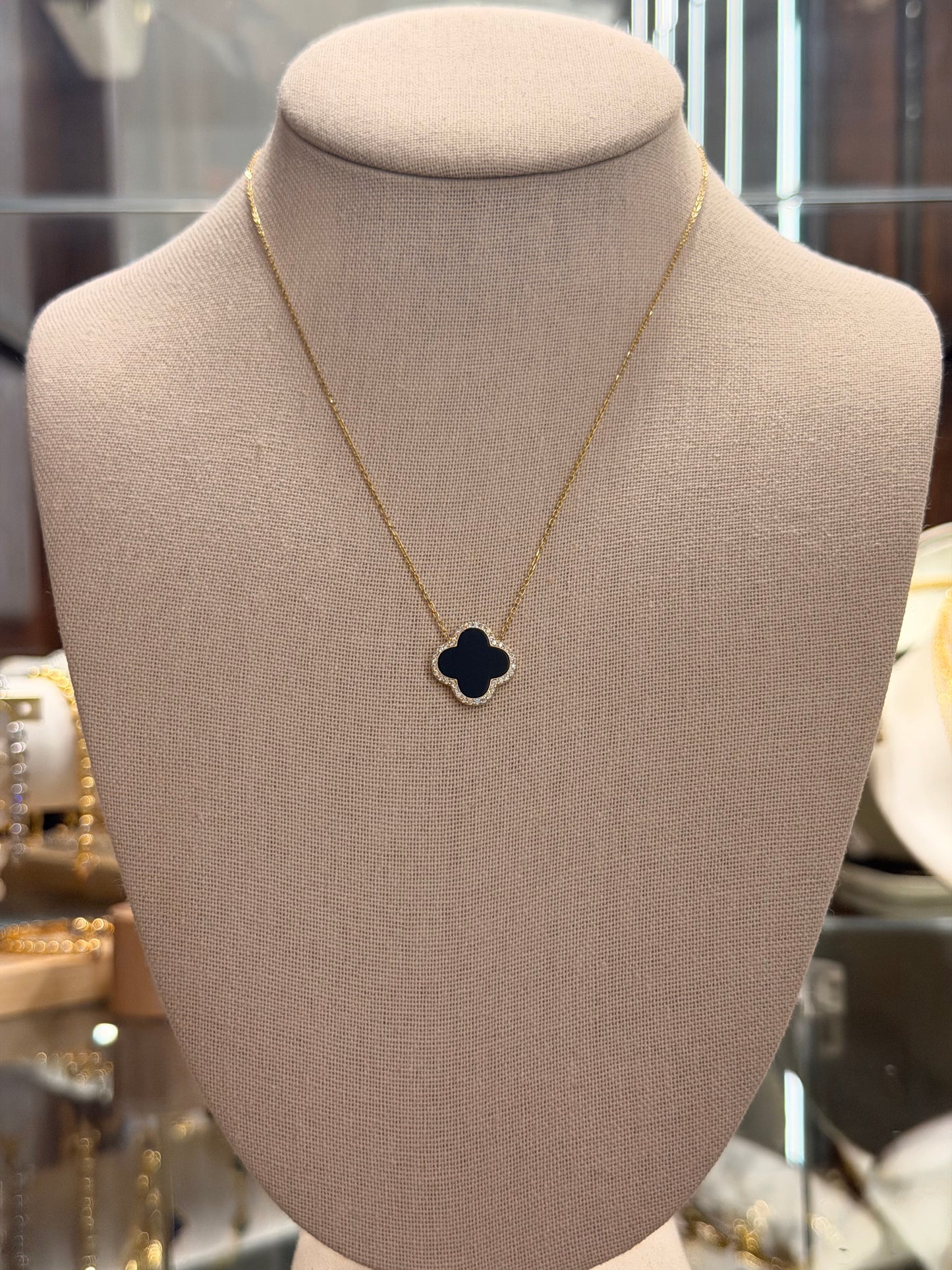Cadena de Oro con dije Flor Onyx y Circones