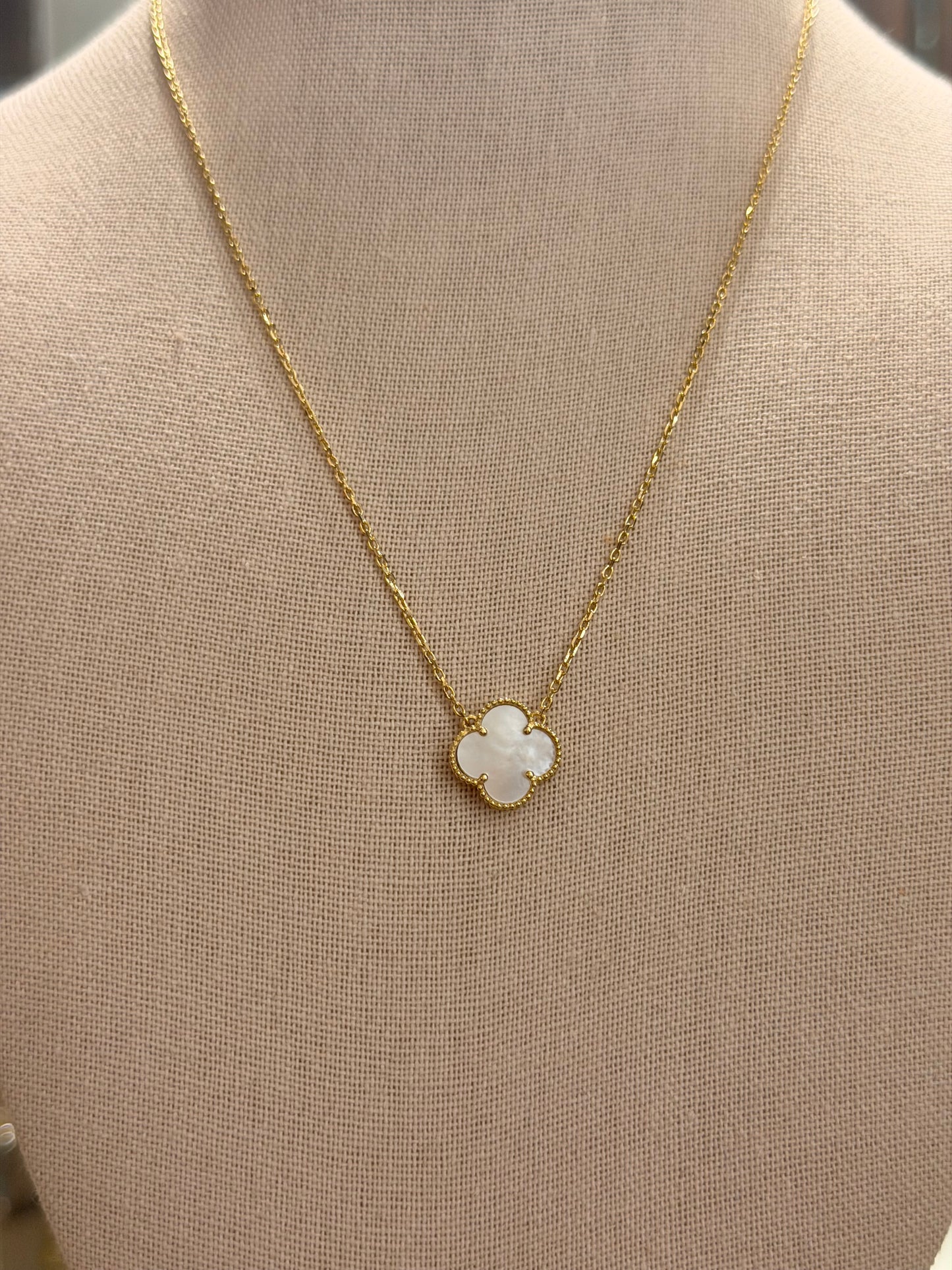 Cadena de Oro con dije Flor Madre Perla Medium