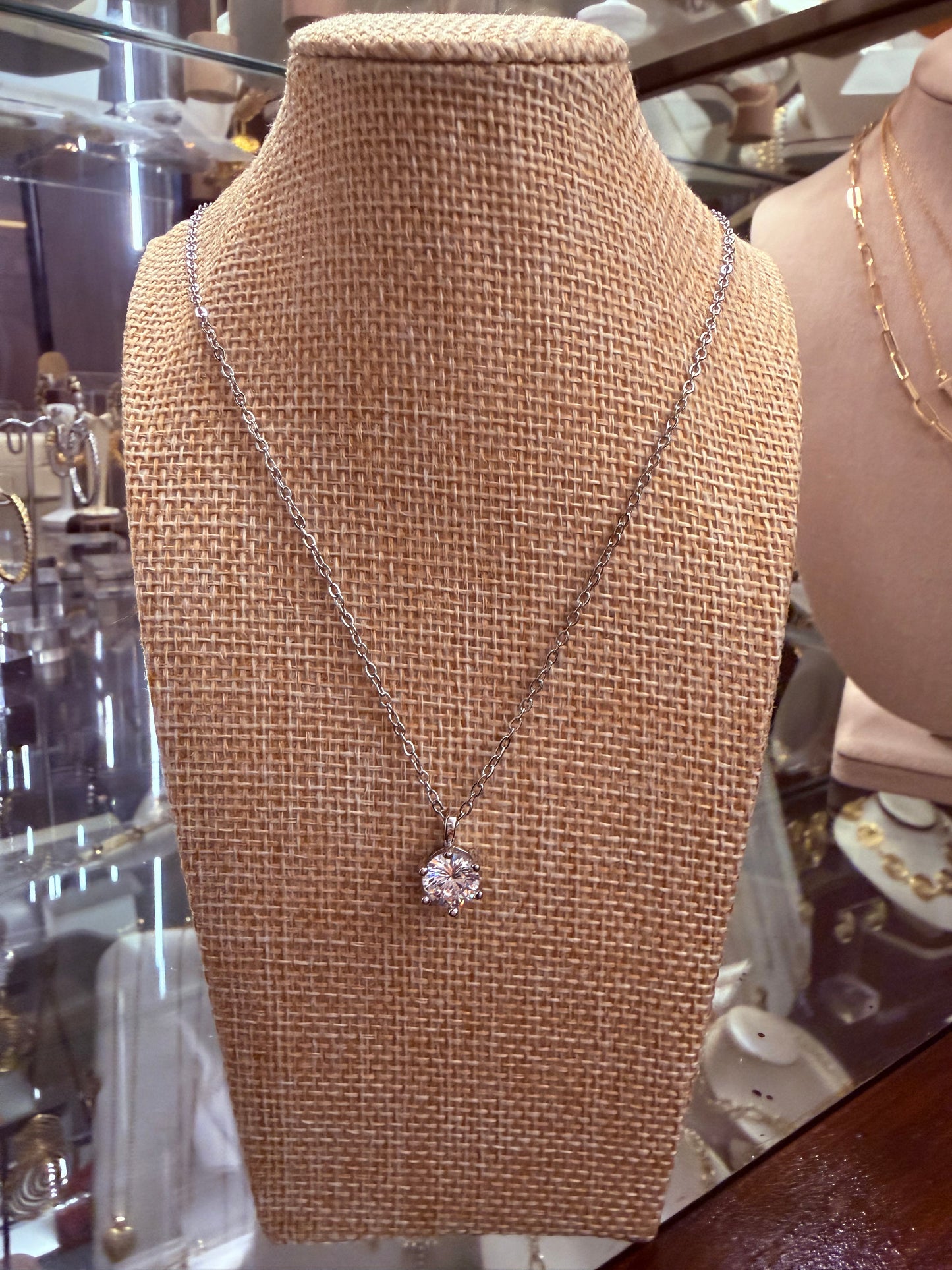 Collar Solitaire Silver 925 con piedra central de 2 kilates ✨