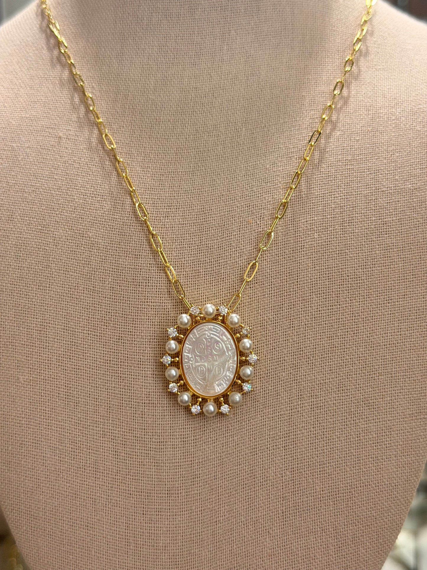 Cuello paper click con medalla religiosa, perlas y Cz rodinado Gold