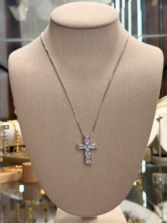 Cuello de cruz con cristales transparentes silver