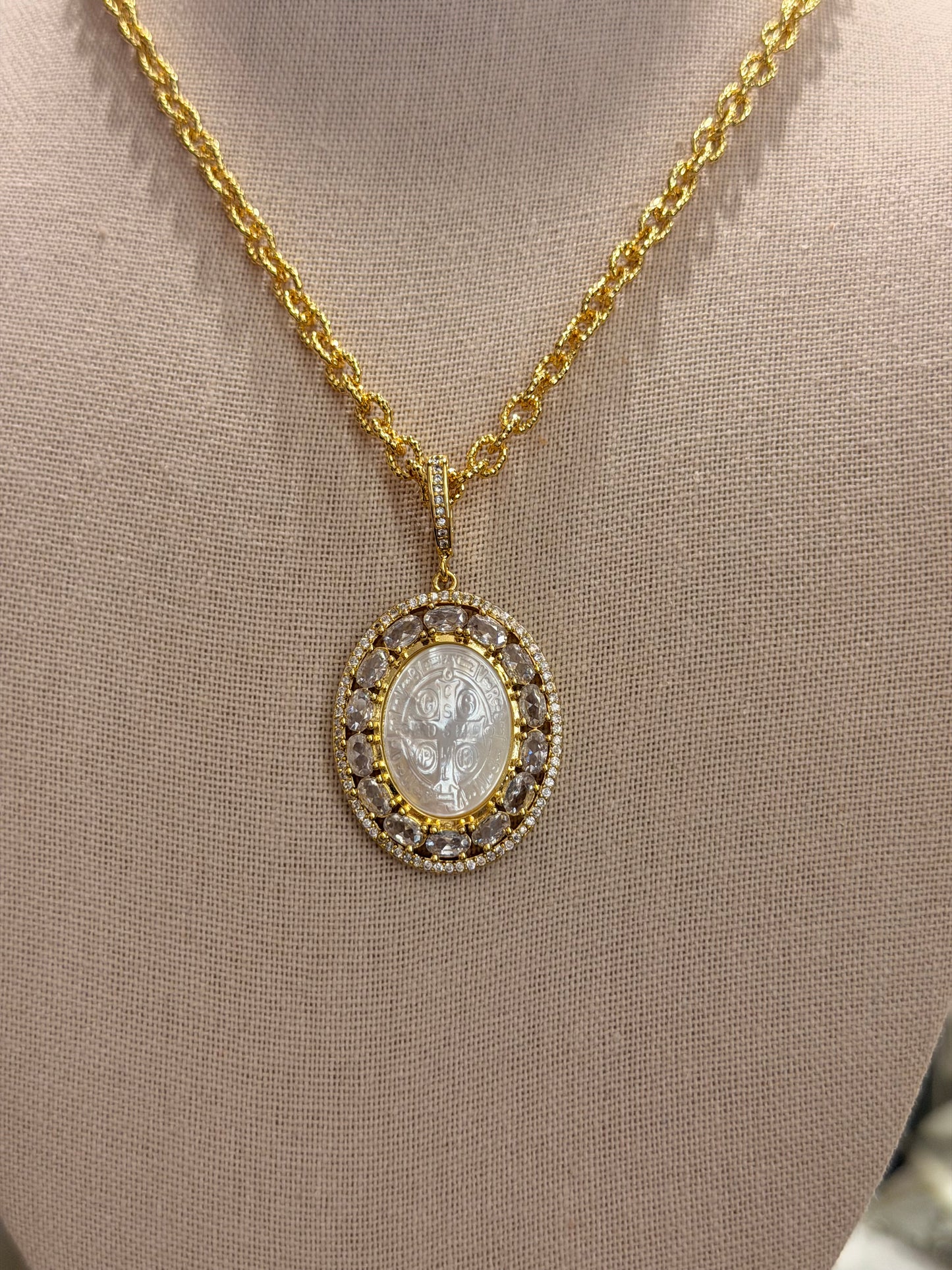 Cadena tipo gargantilla con medalla de San Benito rodinada con diseño ovalado y piedras