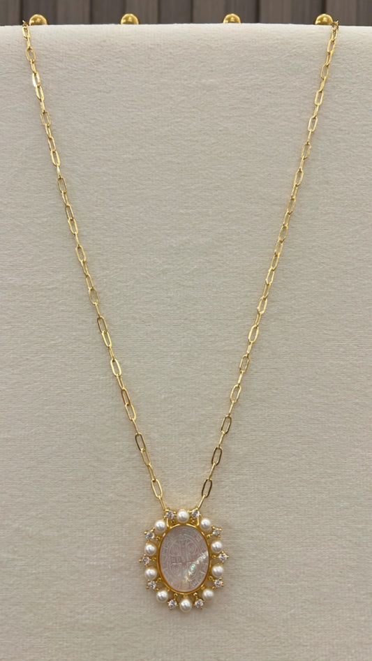 Cuello paper click con medalla religiosa, perlas y Cz rodinado Gold