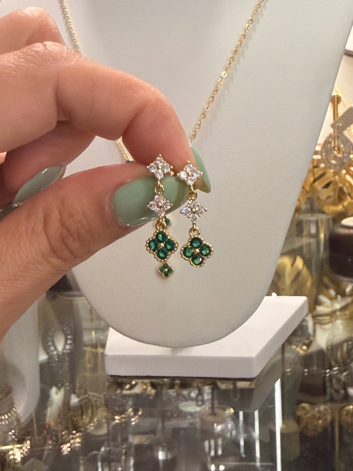 Set de flor con Cz green y blancos rodinado Gold