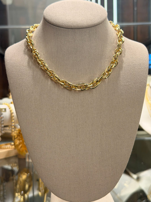 Gargantilla con diseño de eslabones cruzados rodinado