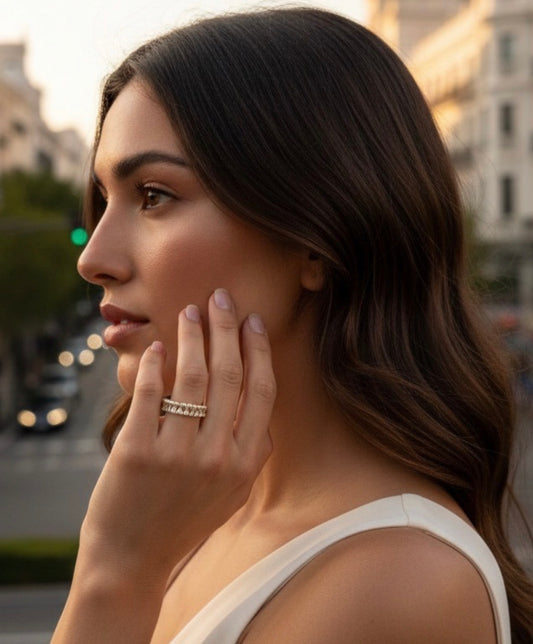 Anillo rodinado con baguettes y perlitas