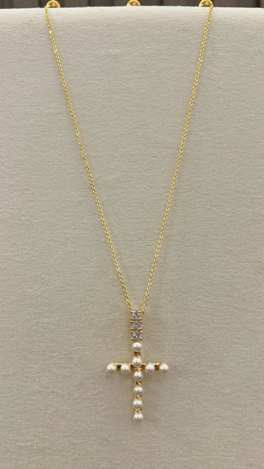 Cuello Cruz con detalles de perlas y Cz rodinado Gold