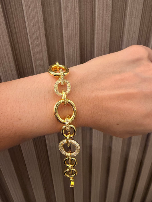 Brazalete Gold con eslabones plain y con Cz