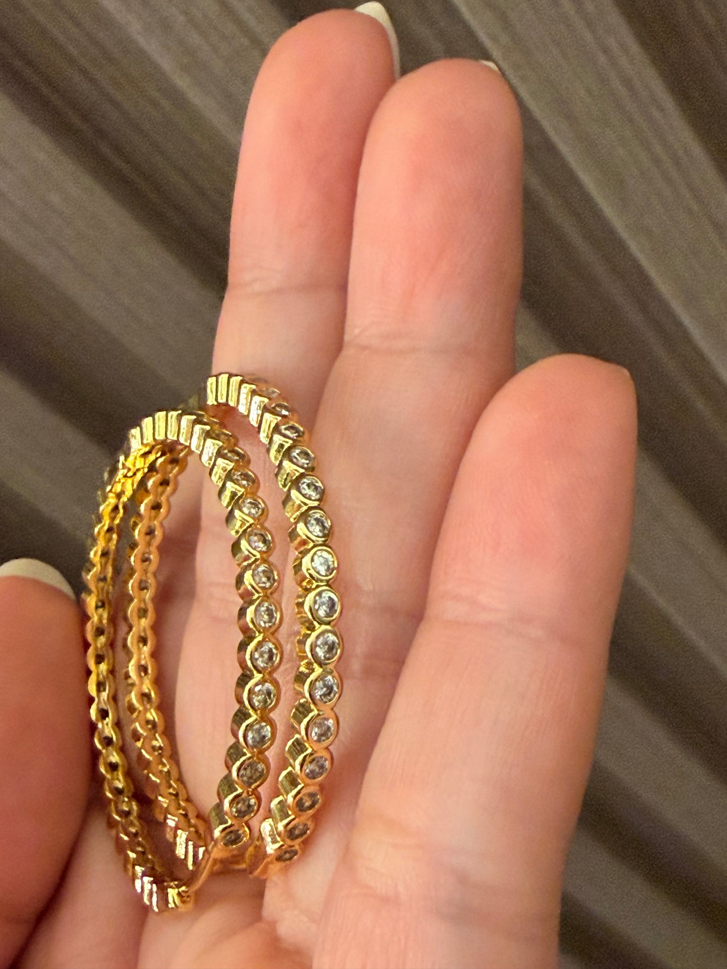 Argollas medianas rodinadas con baño de oro y Cz