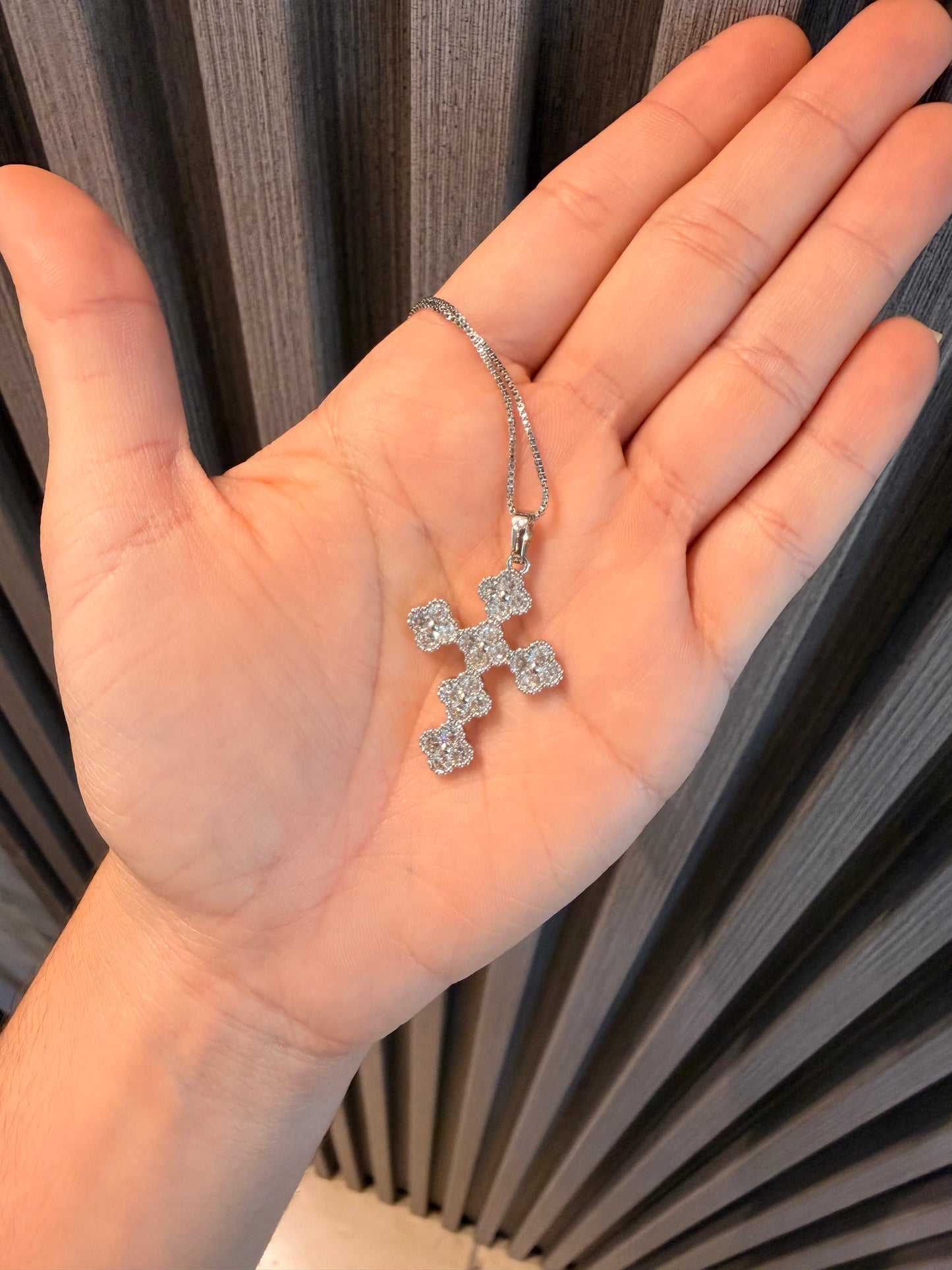 Collar de Cruz con Cz rodinado silver