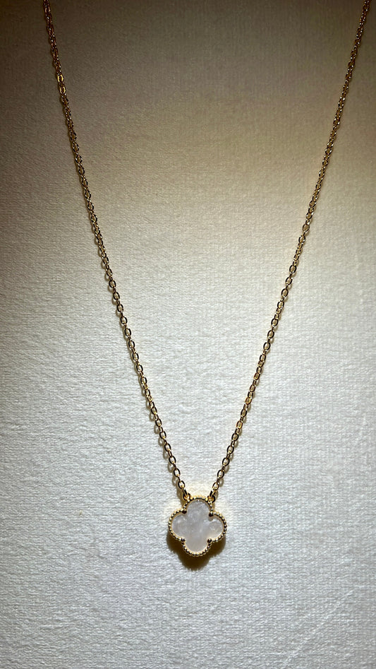 Cuello rodinado Gold con digel de flor madre perla