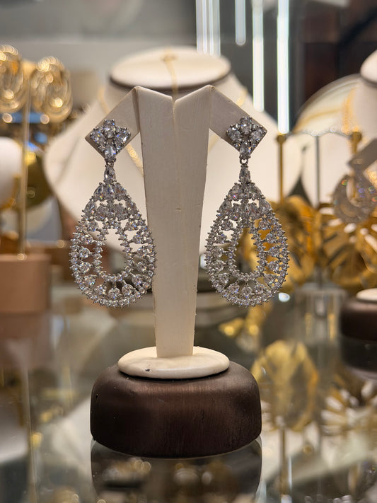 Aretes colgantes con cristales blancos rodinados