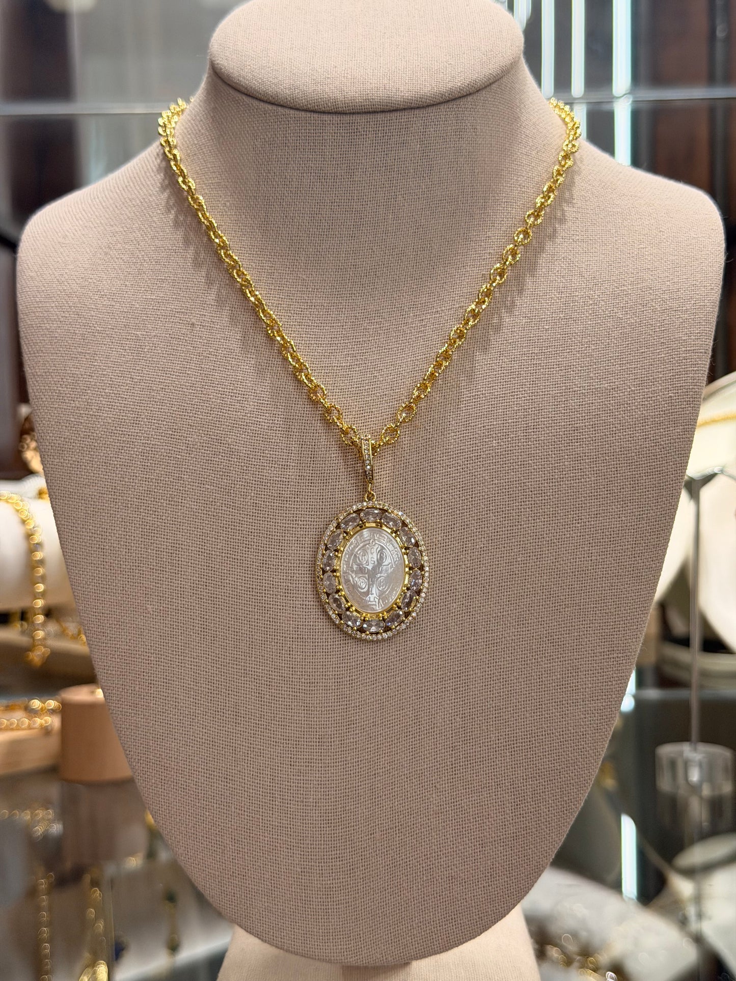 Cadena tipo gargantilla con medalla de San Benito rodinada con diseño ovalado y piedras
