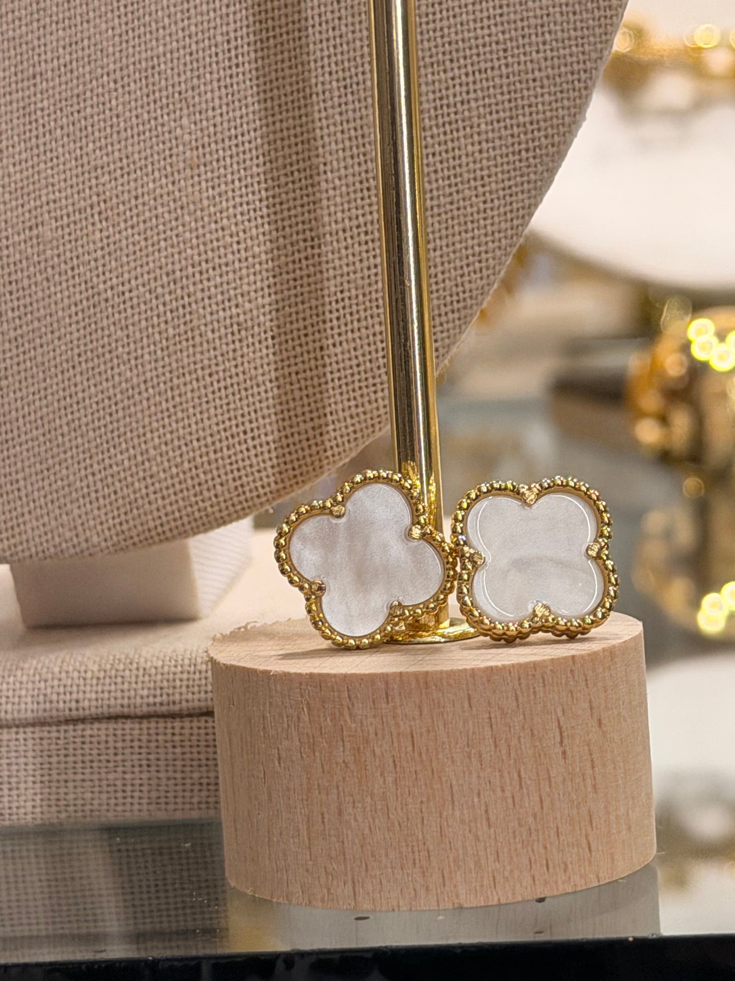 Set cuello y aretes de flor rodinado y madre perla